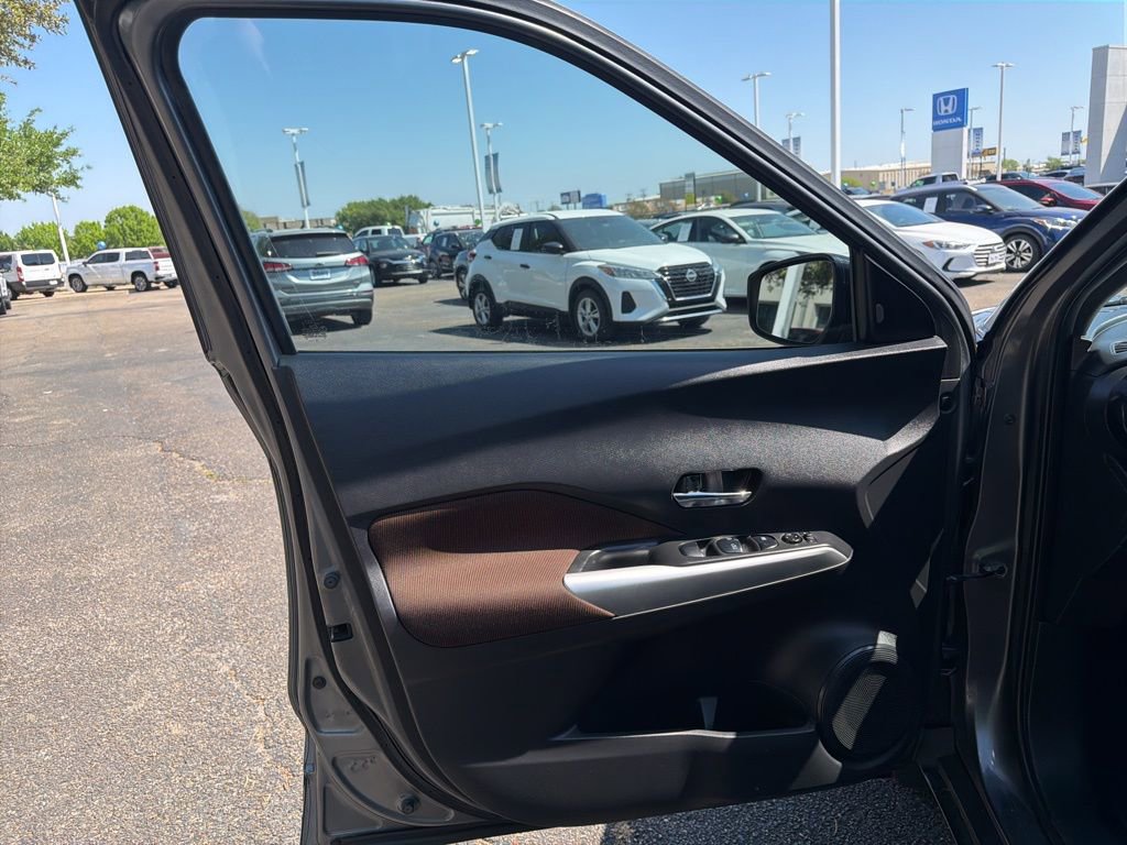 Used 2019 Nissan Kicks SR image 9