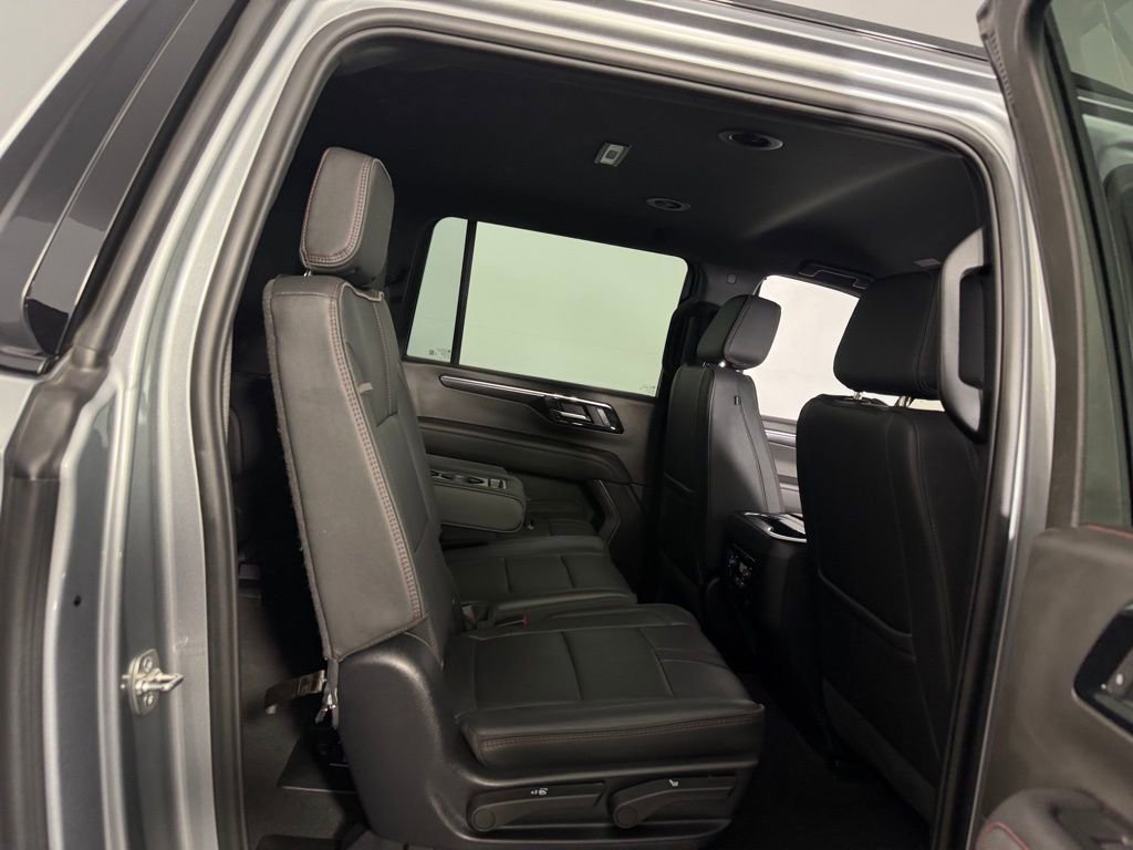 Used 2025 Chevrolet Suburban RST RWD image 27