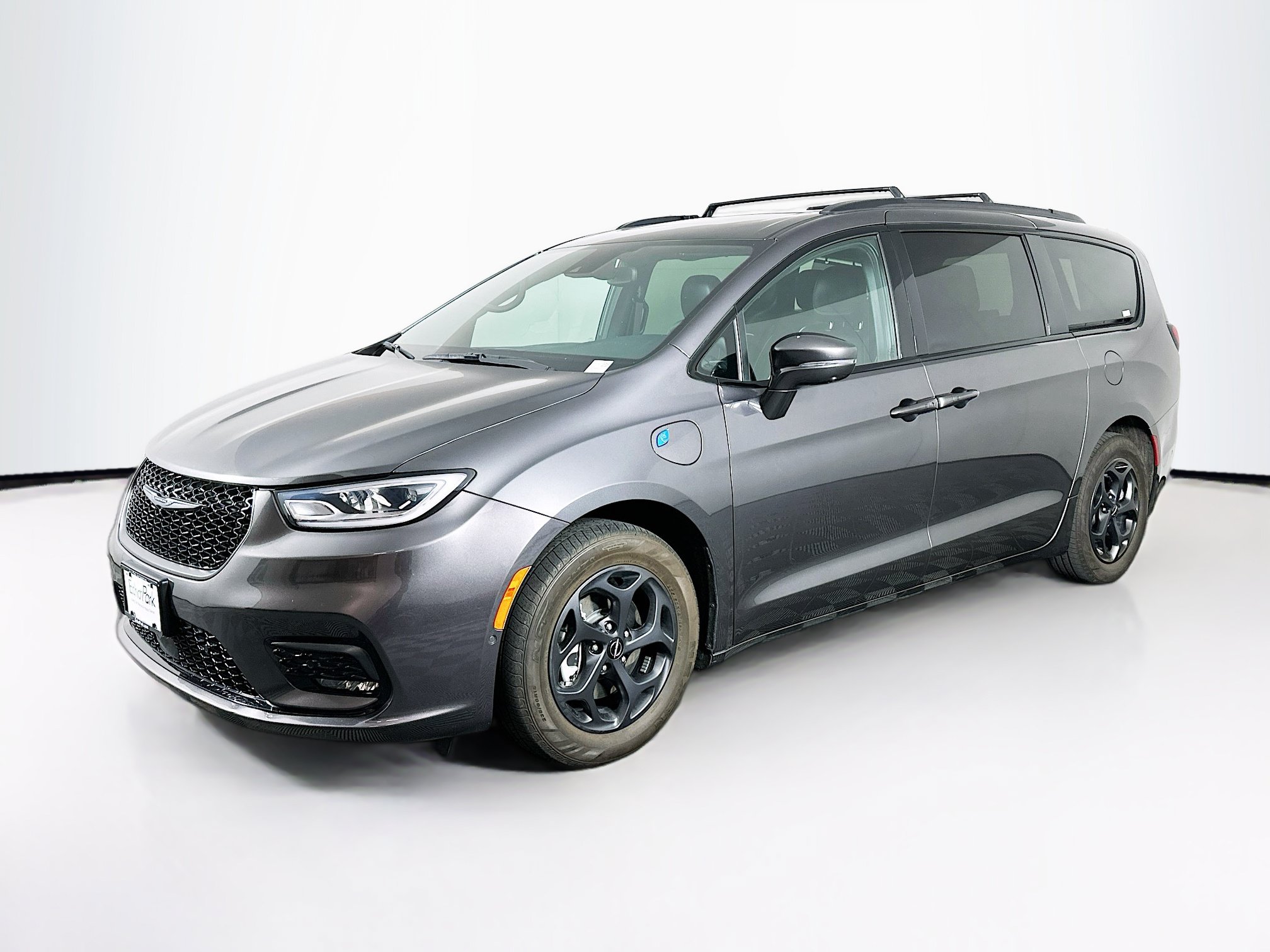 Used 2022 Chrysler Pacifica Limited w/ Uconnect Theater Family Group FWD image 3