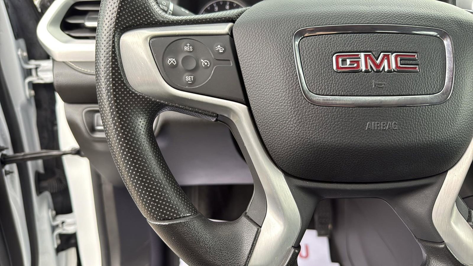 Used 2023 GMC Acadia SLE image 17