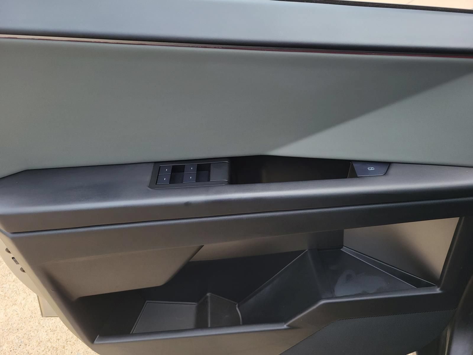 Used 2024 Tesla Cybertruck AWD Crew Cab image 16