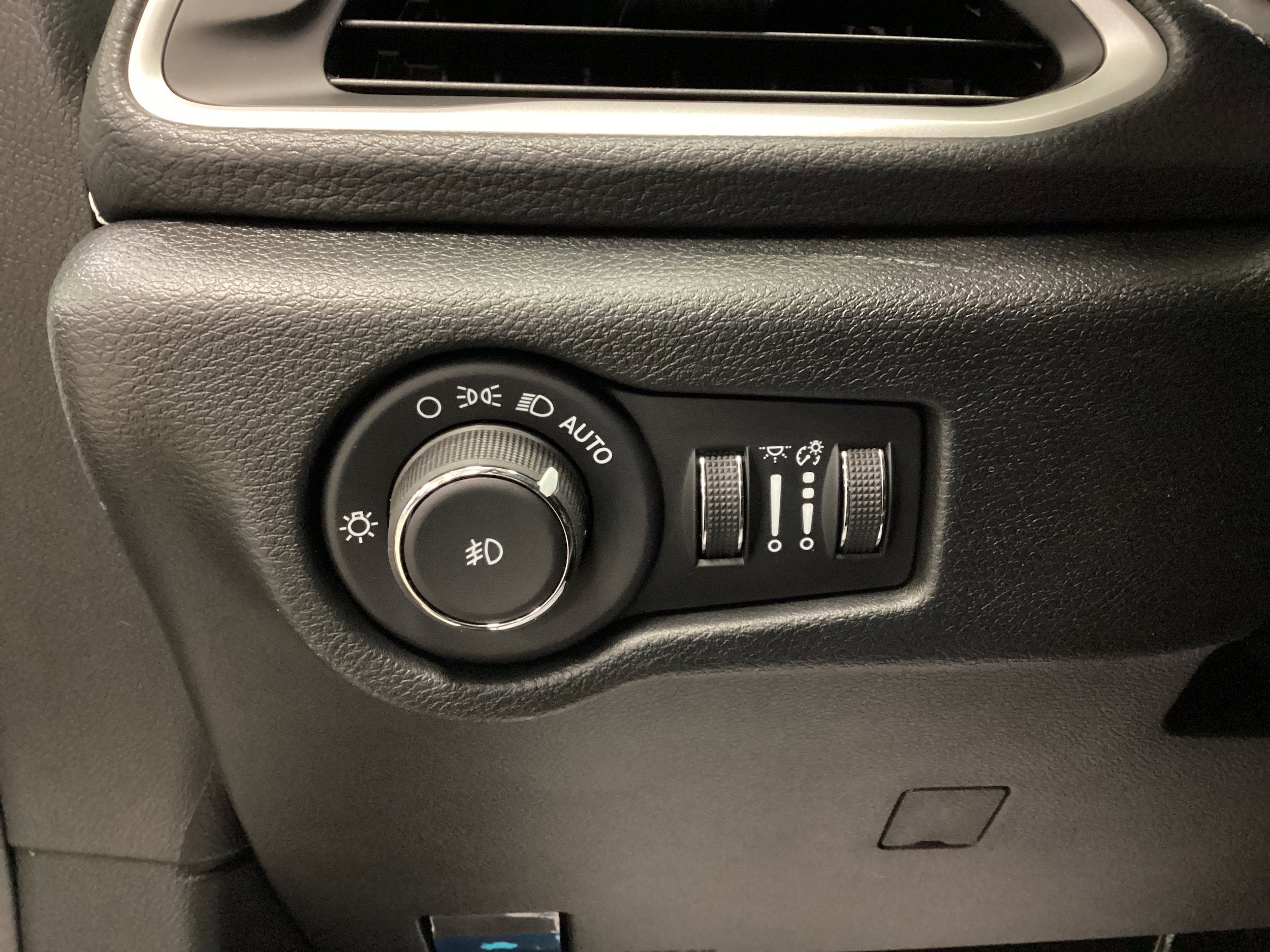 New 2026 Chrysler Pacifica Select AWD/4WD image 18