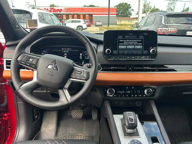 Used 2024 Mitsubishi Outlander SEL image 13