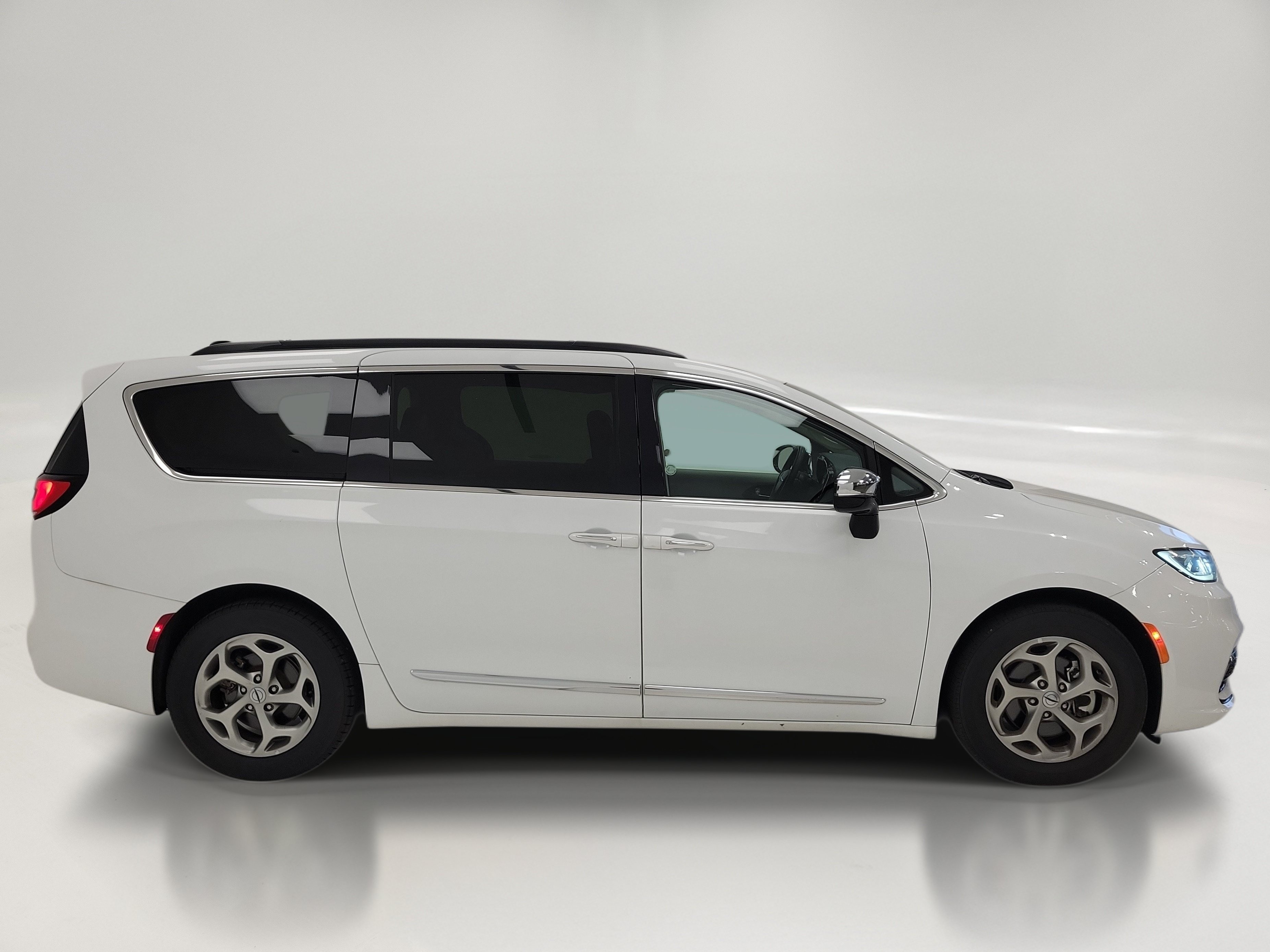 Used 2023 Chrysler Pacifica Limited FWD image 4