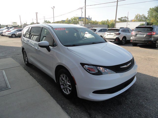 Used 2022 Chrysler Voyager LX image 3