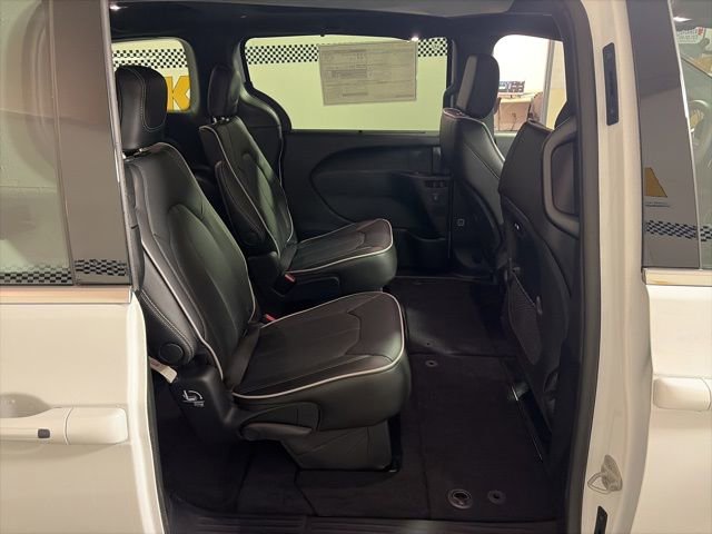 New 2026 Chrysler Pacifica Limited FWD image 12