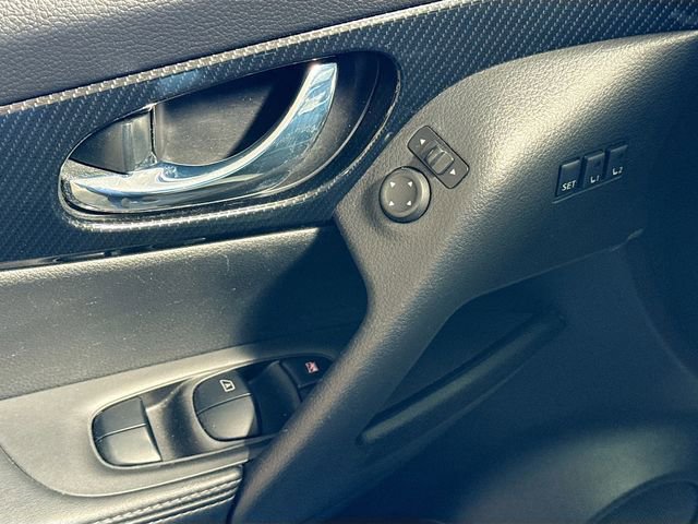 Used 2018 Nissan Rogue SL w/ Premium Package image 19