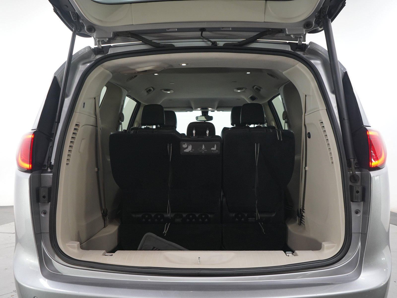 Used 2017 Chrysler Pacifica Touring-L FWD image 19