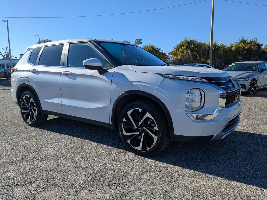Used 2024 Mitsubishi Outlander SE image 2