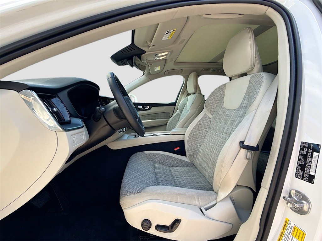 Used 2022 Volvo XC60 B5 Momentum image 23