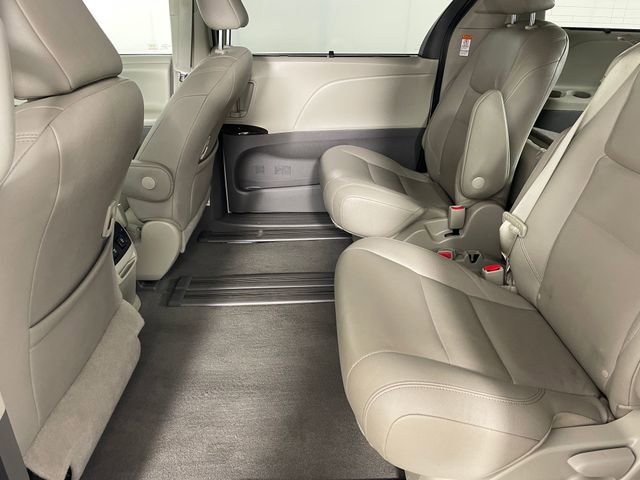 Used 2020 Toyota Sienna XLE w/ XLE Navigation Package FWD image 15