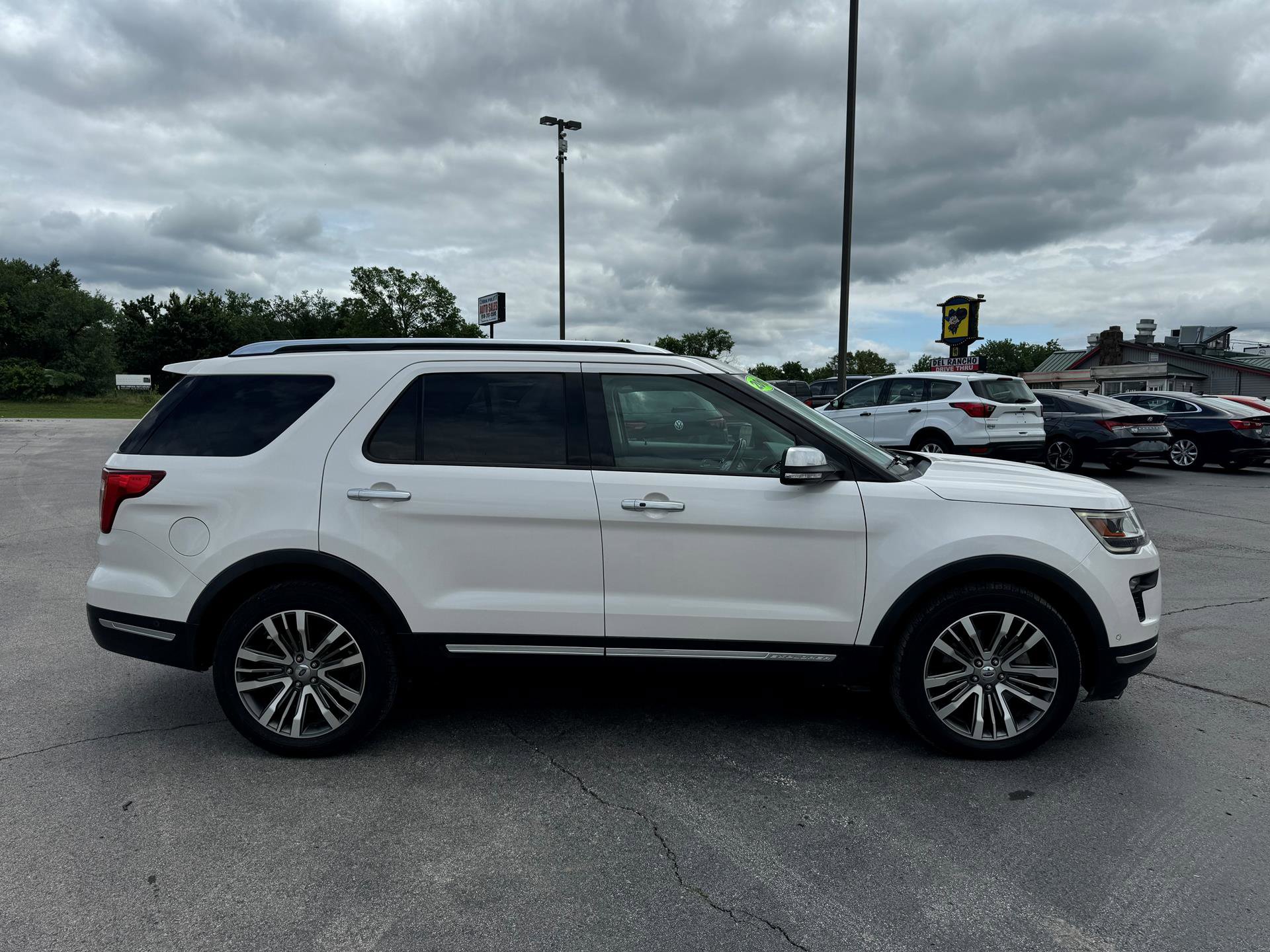 Used 2018 Ford Explorer Platinum image 9