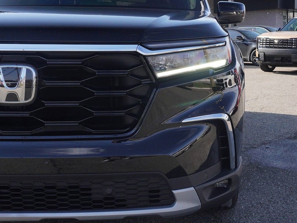 Used 2025 Honda Pilot Touring image 16