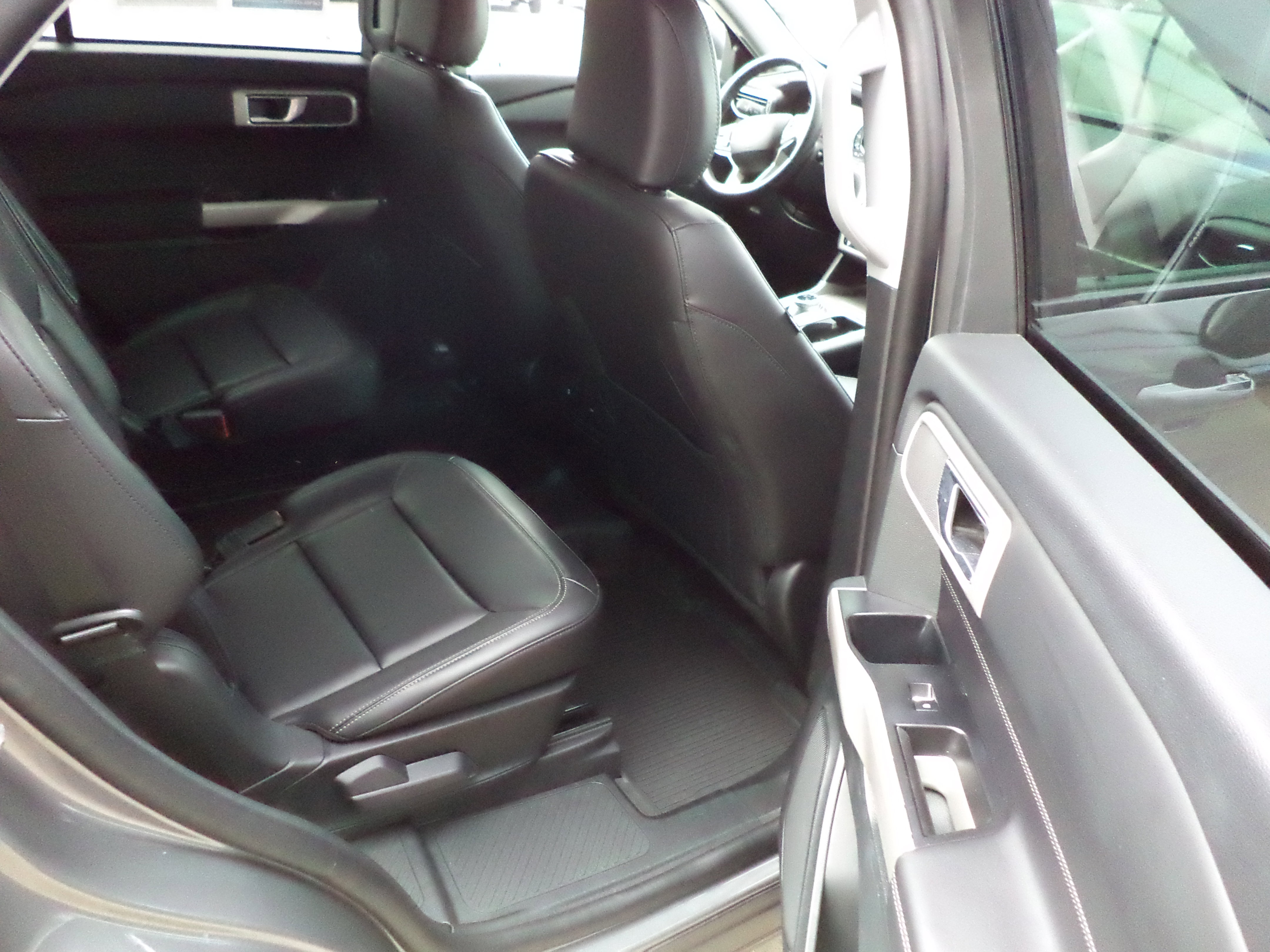 Used 2023 Ford Explorer XLT w/ Equipment Group 202A image 7