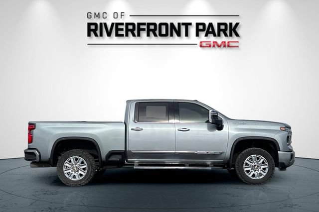 Used 2024 Chevrolet Silverado 3500 High Country w/ High Country Premium Package AWD/4WD image 2