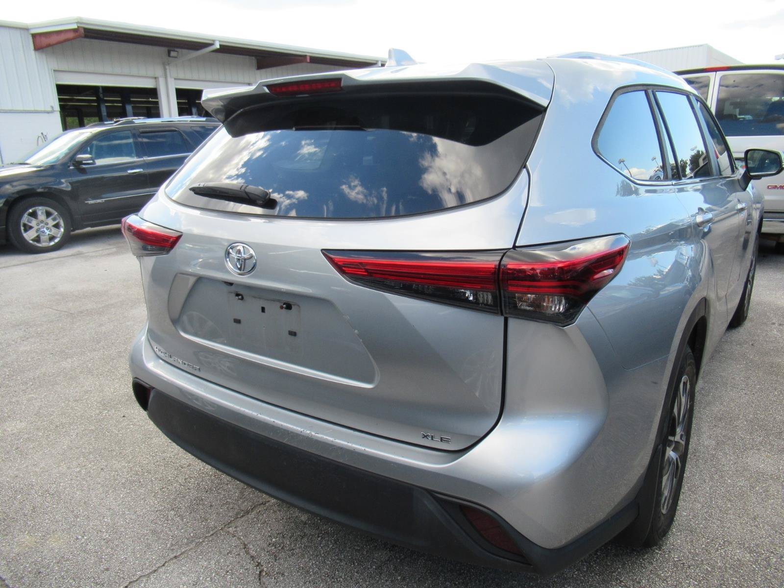 Used 2023 Toyota Highlander XLE FWD image 7