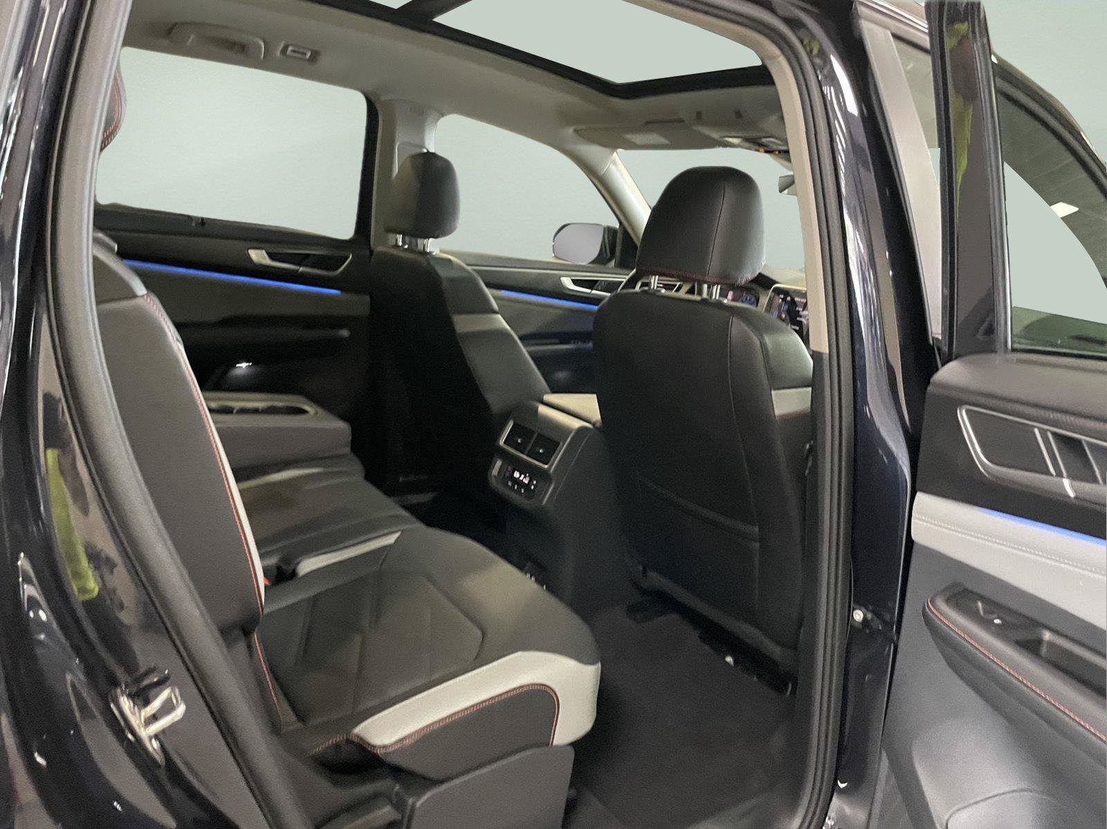 Used 2024 Volkswagen Atlas Peak Edition SE AWD/4WD image 19
