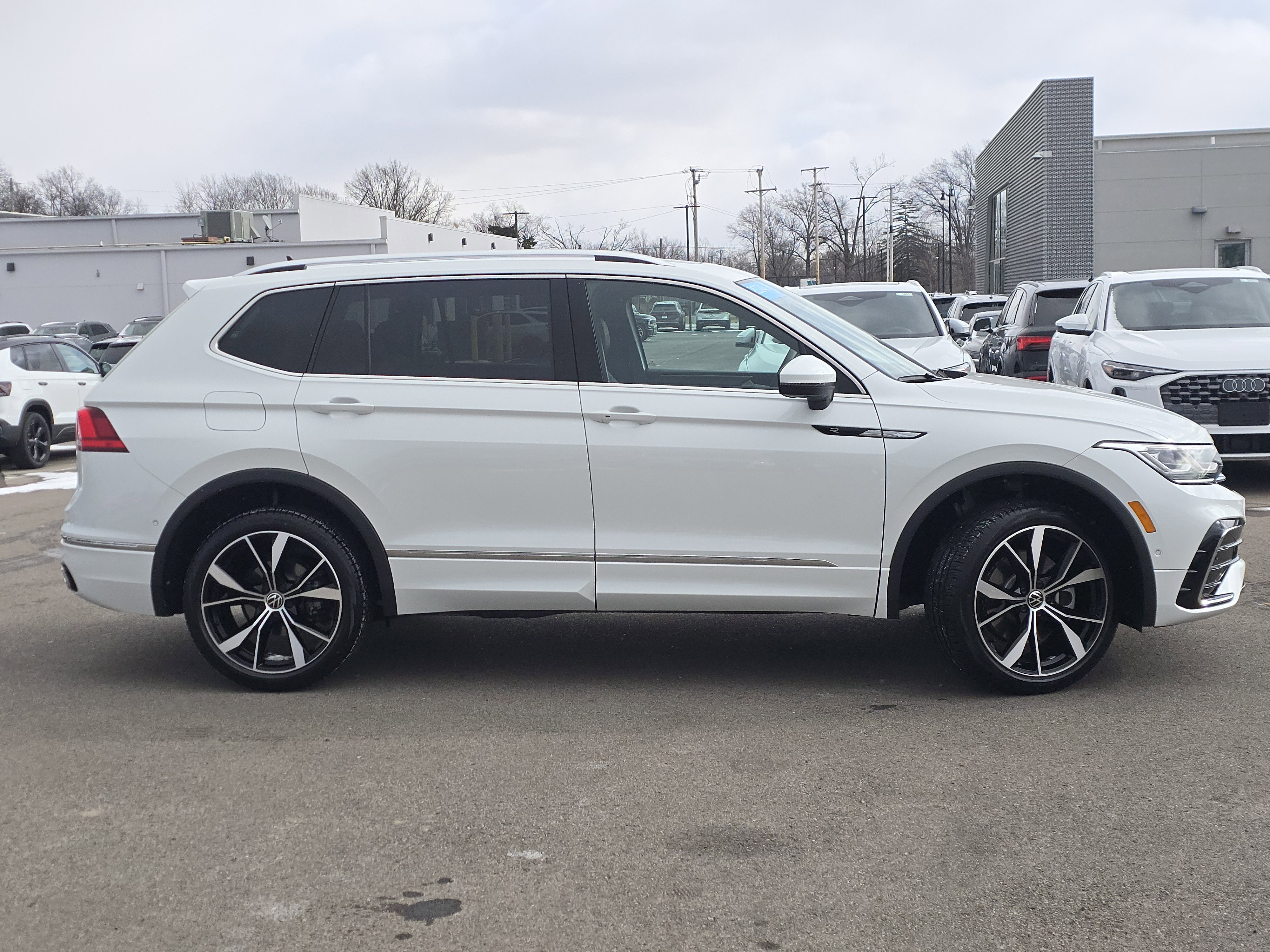 Certified 2024 Volkswagen Tiguan SEL R-Line image 8
