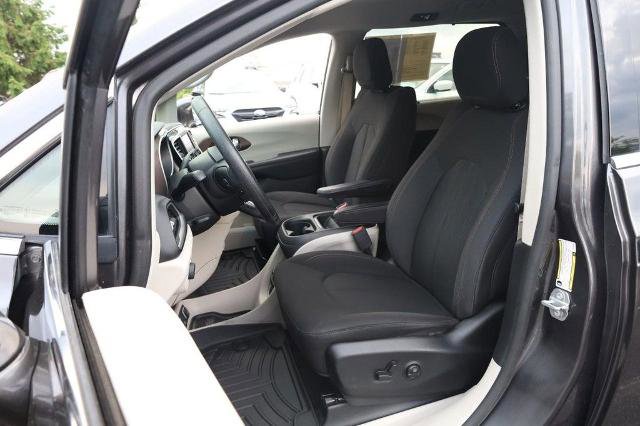 Used 2019 Chrysler Pacifica Touring Plus w/ Tire & Wheel Group FWD image 10