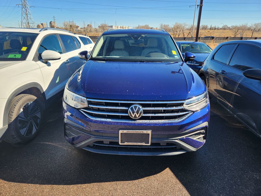 Used 2024 Volkswagen Tiguan SE w/ MDO Package, Two-Row image 2