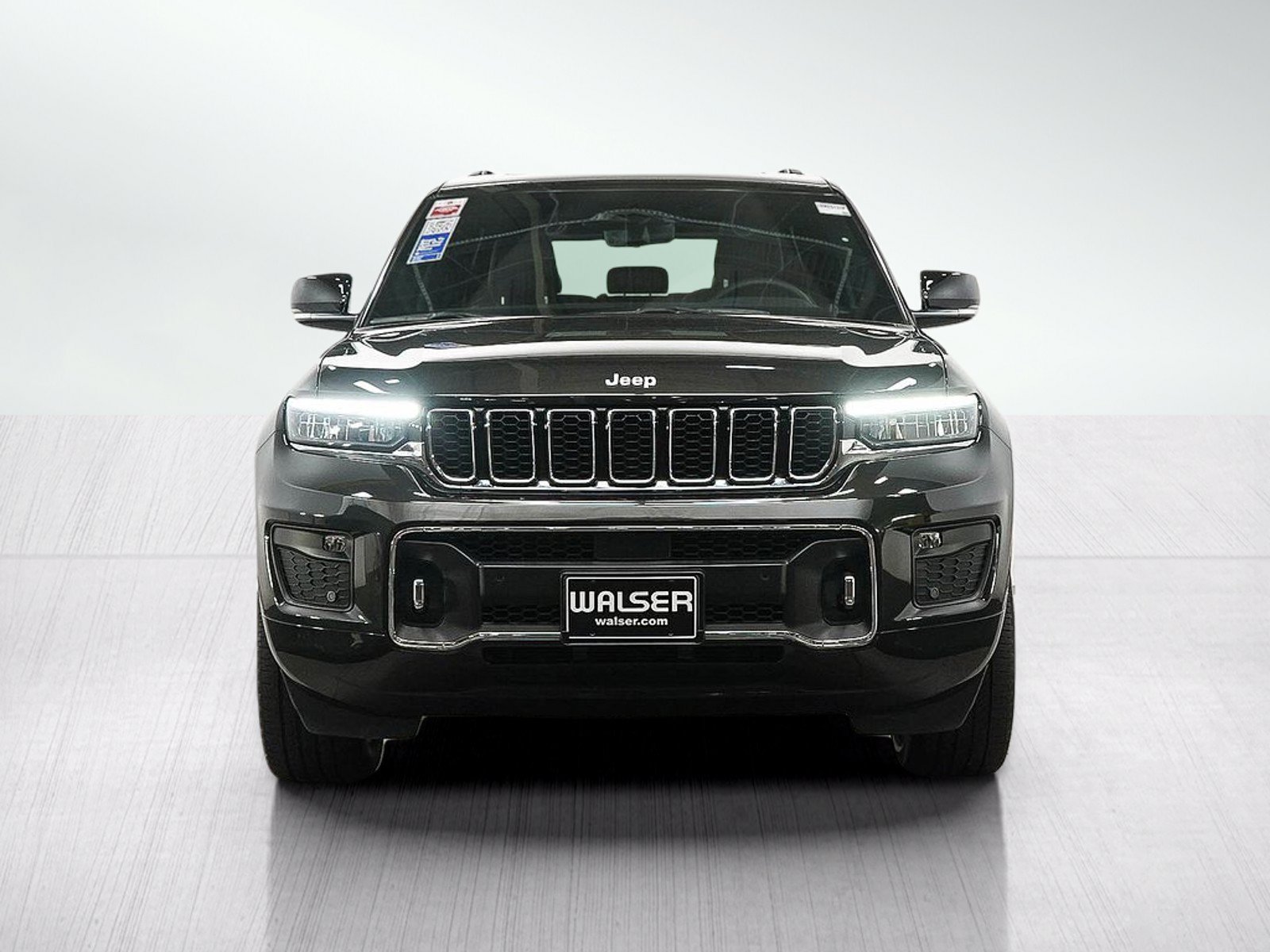 Used 2025 Jeep Grand Cherokee Overland w/ Luxury Tech Group IV AWD/4WD image 8