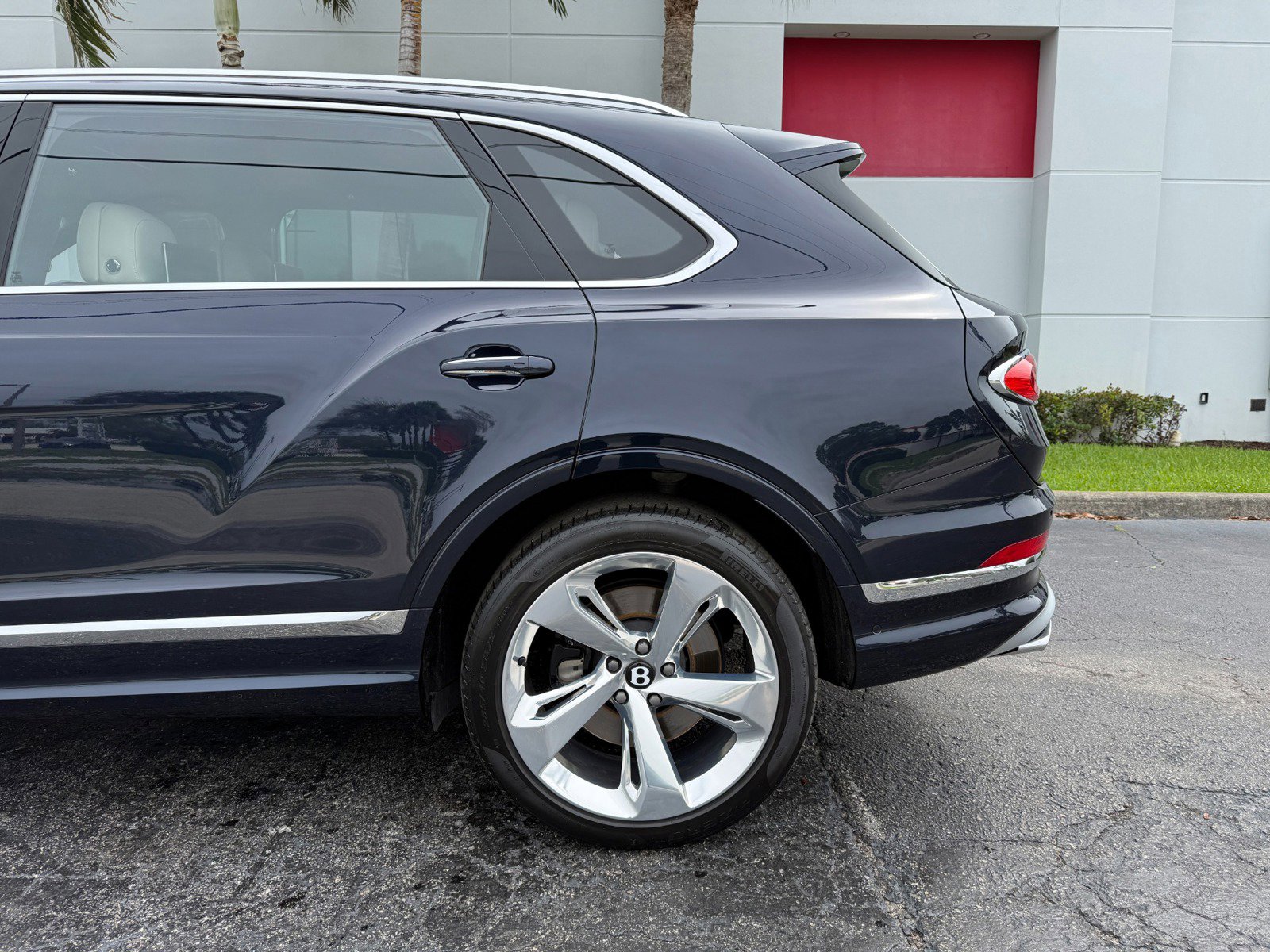 Used 2023 Bentley Bentayga Extended Wheelbase image 12