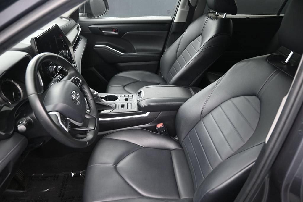 Used 2023 Toyota Highlander XLE AWD/4WD image 19