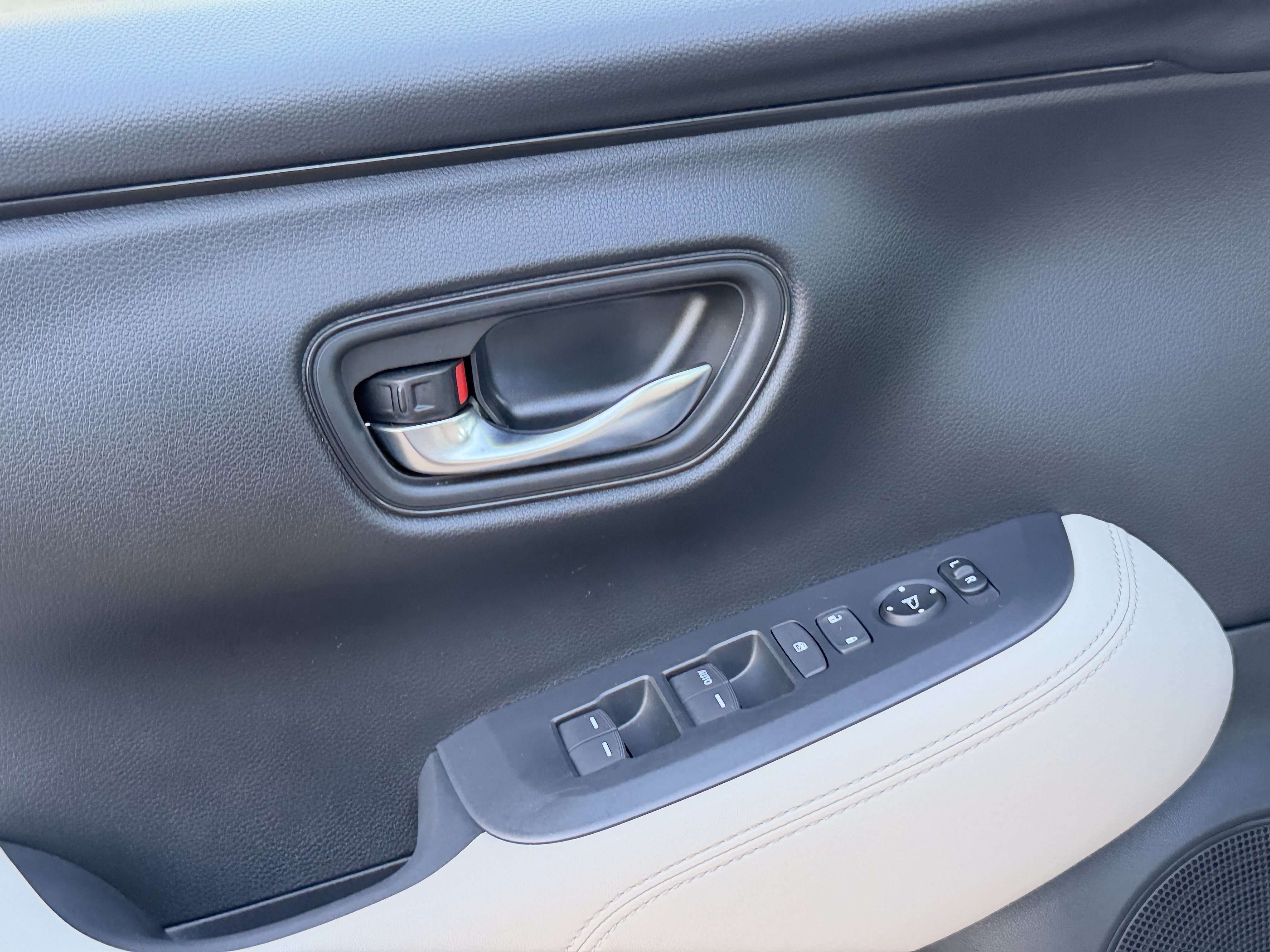 Used 2025 Honda HR-V LX image 11