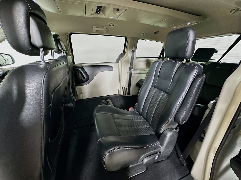Used 2011 Chrysler Town & Country Touring-L FWD image 17