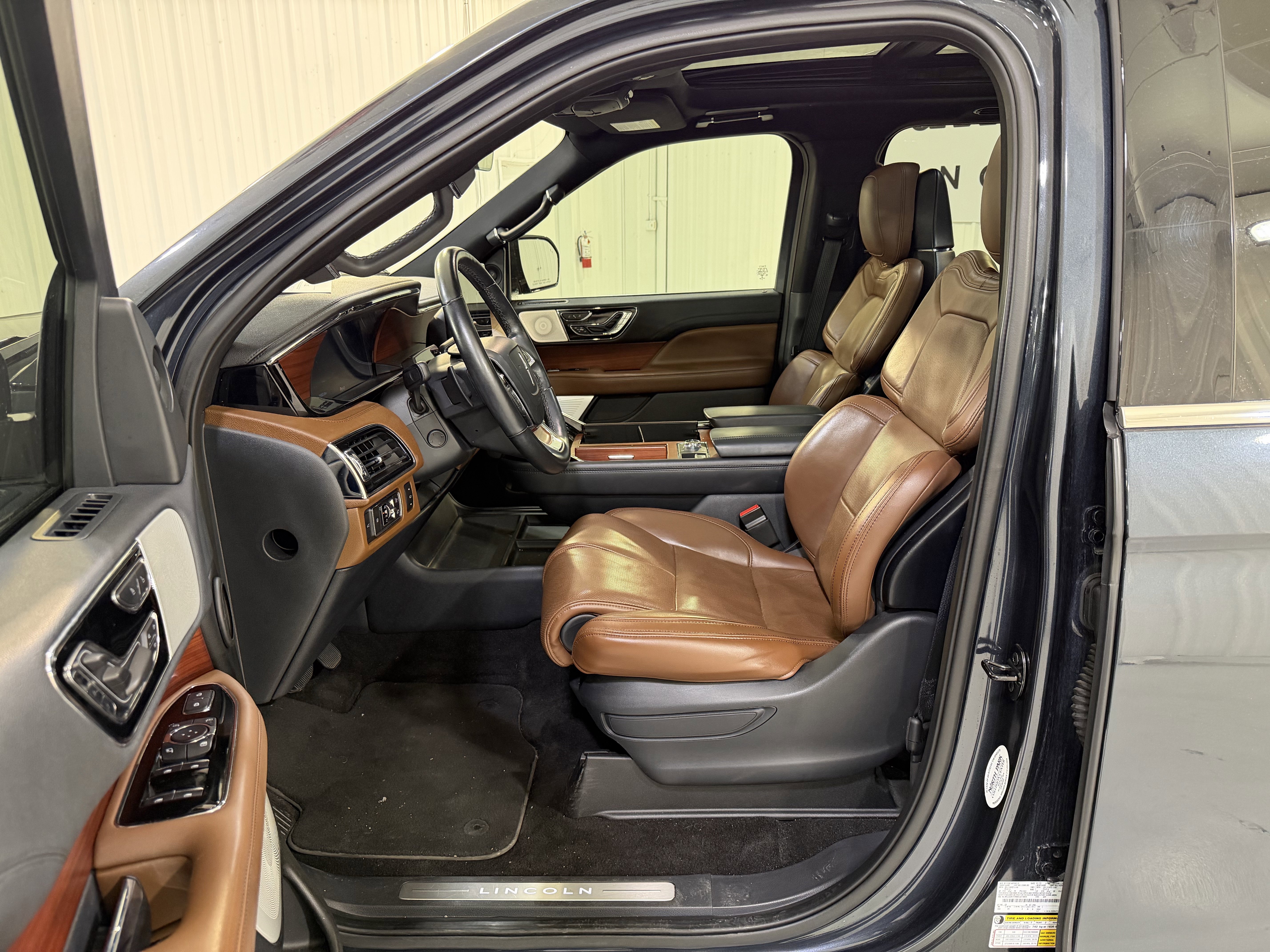 Used 2022 Lincoln Navigator Reserve image 11