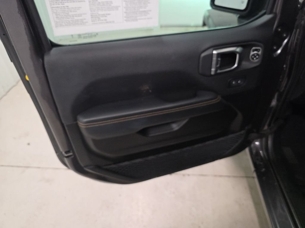 Used 2025 Jeep Wrangler Unlimited Sahara AWD/4WD image 11