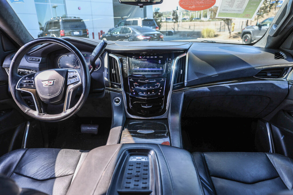 Used 2017 Cadillac Escalade ESV Platinum RWD image 2