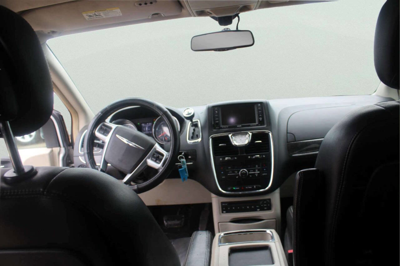Used 2011 Chrysler Town & Country Touring-L w/ Entertainment Group #2 FWD image 8