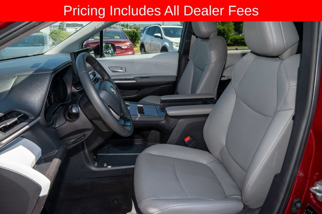 Used 2025 Toyota Sienna XLE FWD image 12