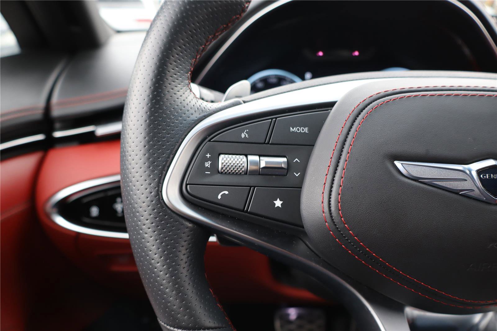 Used 2023 Genesis GV70 2.5T w/ Sport Prestige Package image 18