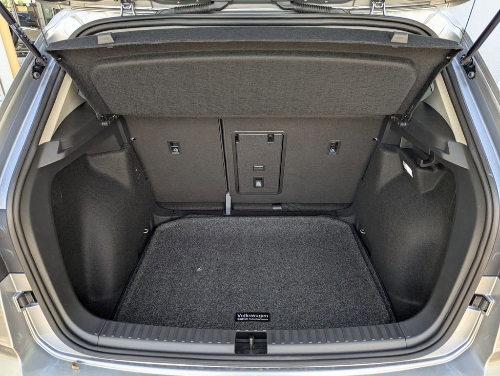 Certified 2025 Volkswagen Taos SE FWD image 18