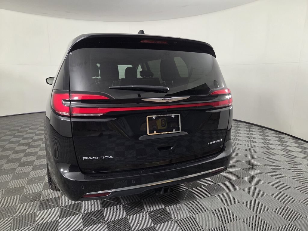 Used 2024 Chrysler Pacifica Limited w/ Trailer Tow Group FWD image 5