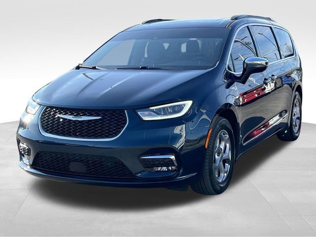 Used 2023 Chrysler Pacifica Limited image 3