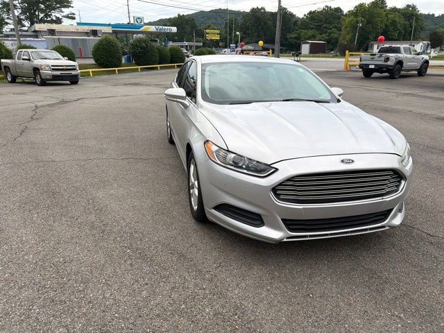 Used 2016 Ford Fusion SE FWD image 4