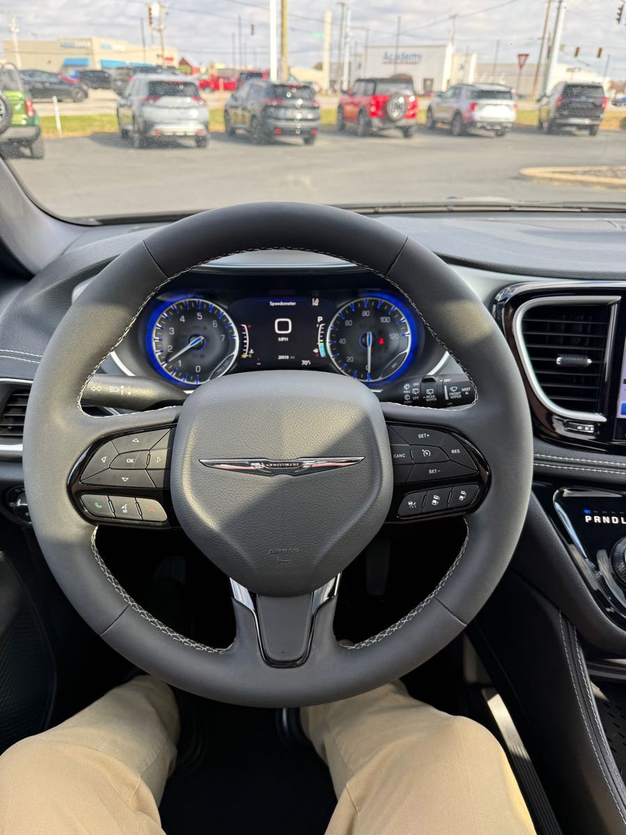 Used 2025 Chrysler Pacifica Limited image 14