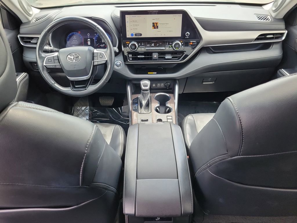 Used 2023 Toyota Highlander Limited image 17