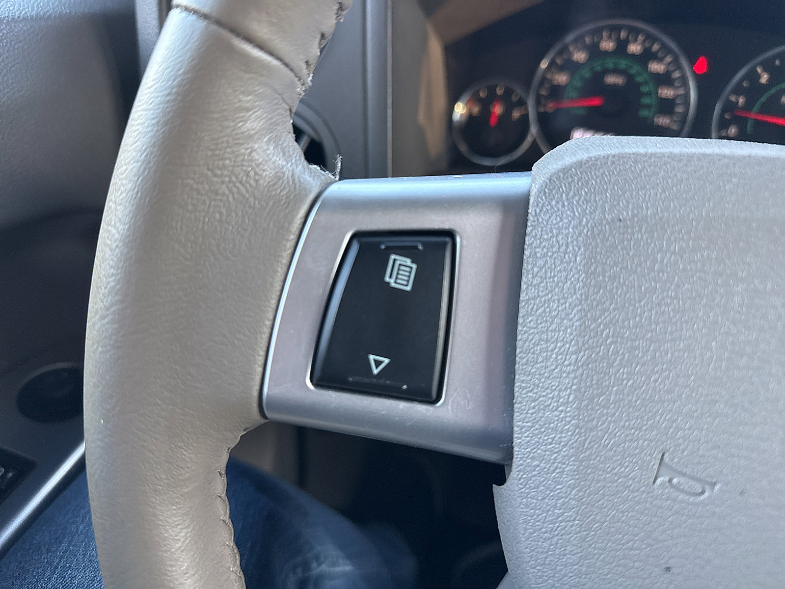 Used 2008 Jeep Commander Sport image 45