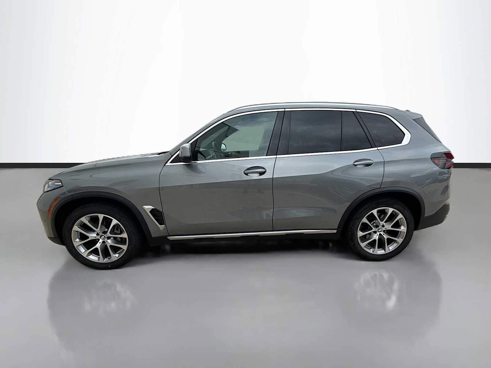 Used 2024 BMW X5 xDrive40i w/ Premium Package AWD/4WD image 5