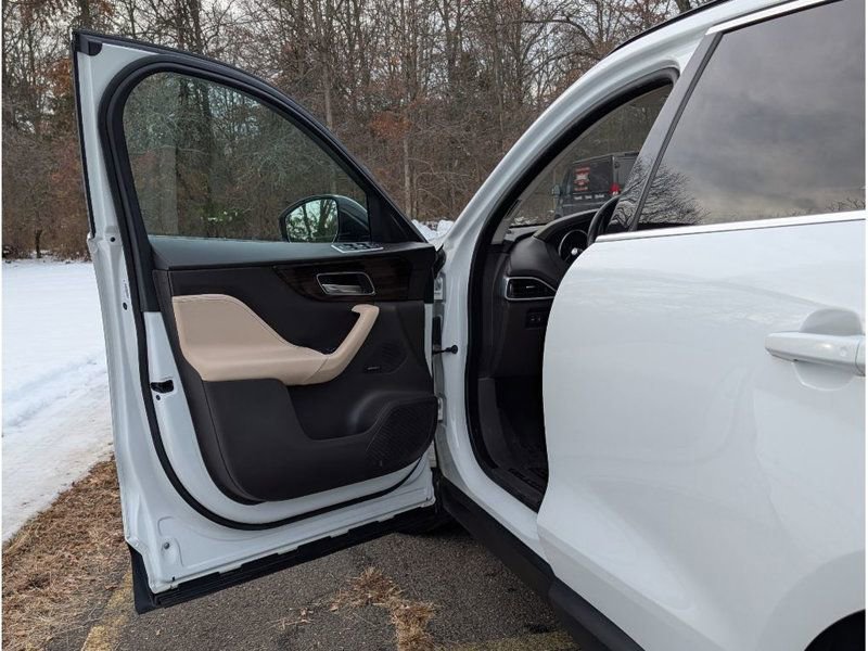 Used 2018 Jaguar F-PACE Prestige image 9
