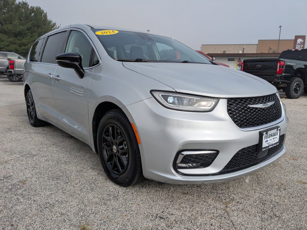 Used 2024 Chrysler Pacifica Touring-L FWD image 3