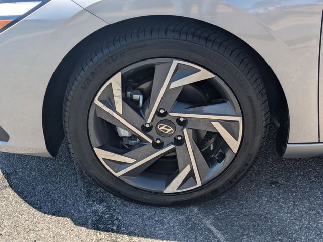 Used 2025 Hyundai Elantra SEL image 10