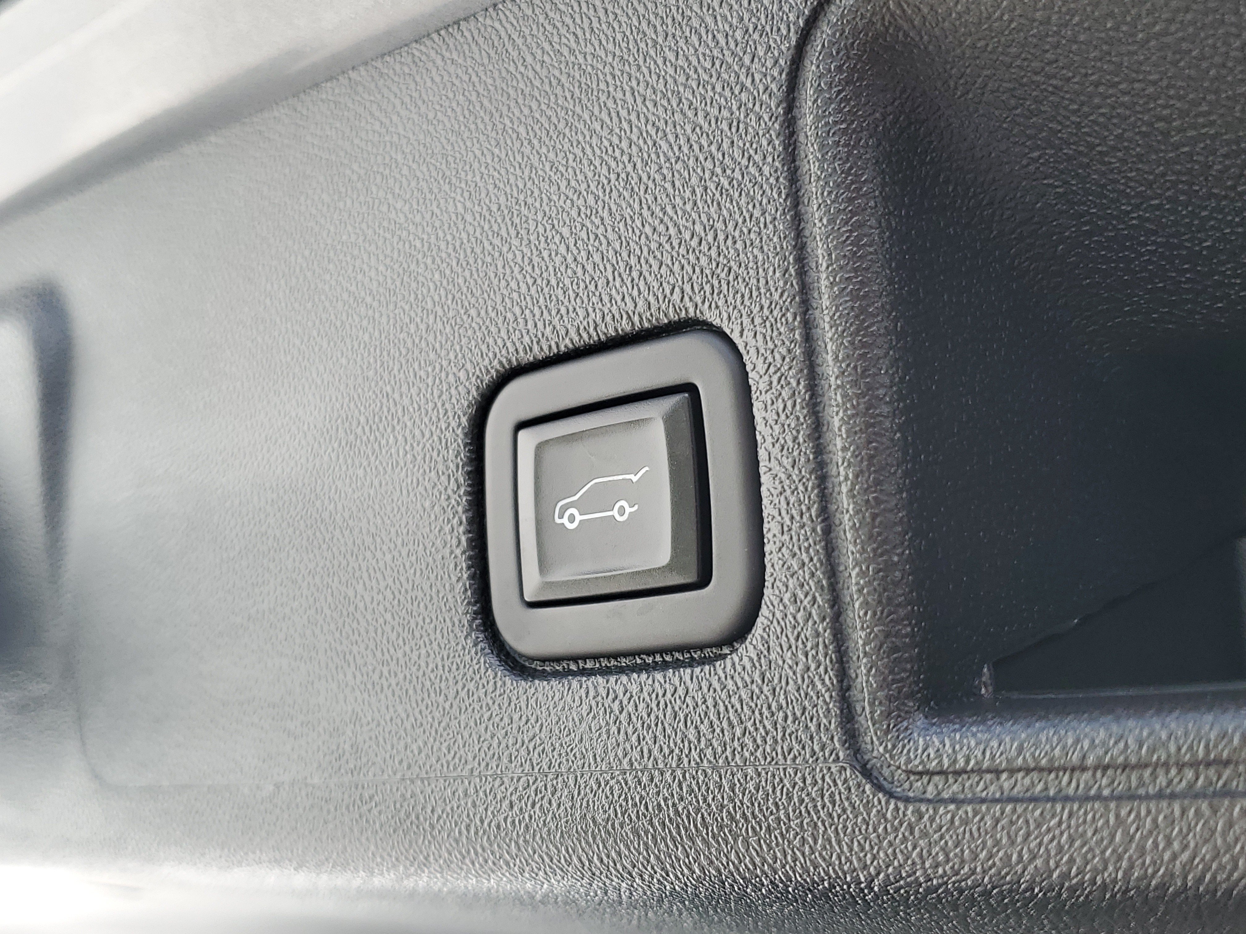 Used 2024 GMC Terrain SLE w/ Driver Convenience Package FWD image 12