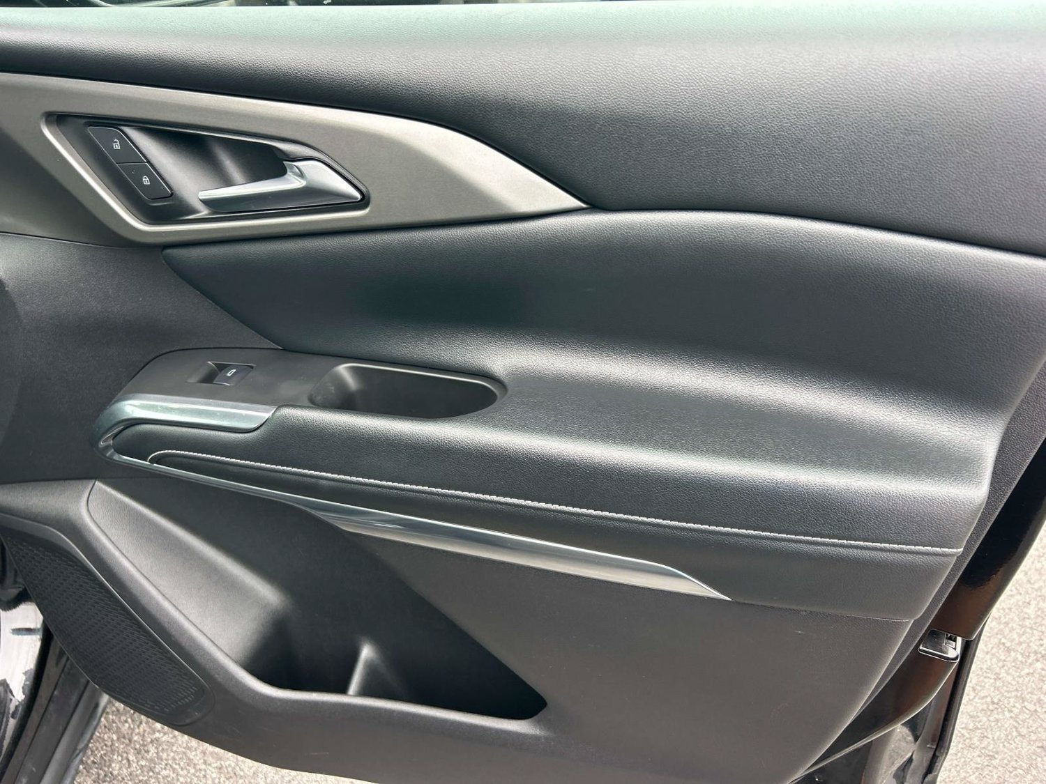 Used 2025 Chevrolet Traverse LT FWD image 27