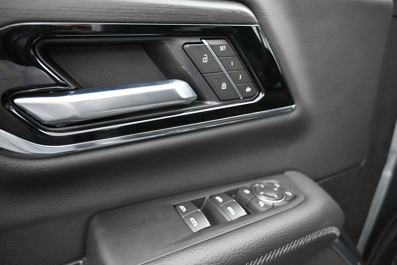 Used 2025 GMC Yukon Denali w/ Denali Reserve Package AWD/4WD image 9