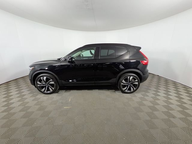 Used 2025 Volvo XC40 B5 Plus image 18